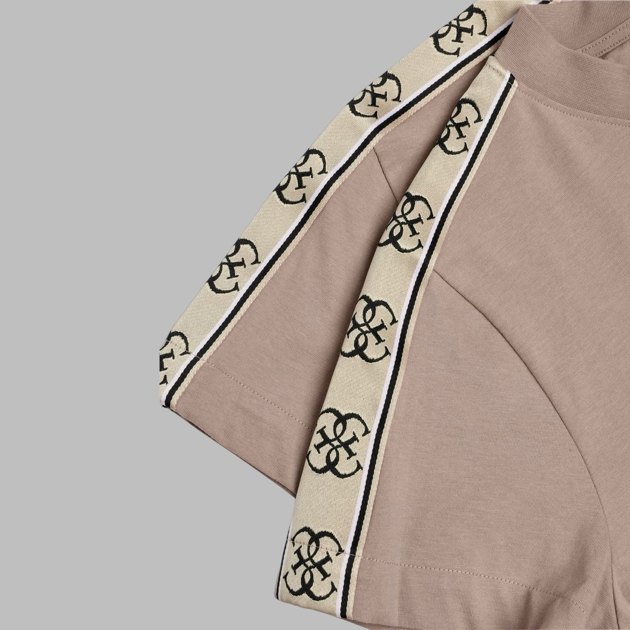 T-shirt GUESS corta con nastro logo - V3RI08I3Z14